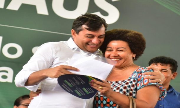 Wilson Lima entrega crédito a microempreendedores e títulos de terra a moradores do Mutirão