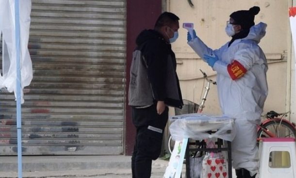 Número de mortos por coronavírus sobe para 2.595 na China   Notícias   R7 Saúde